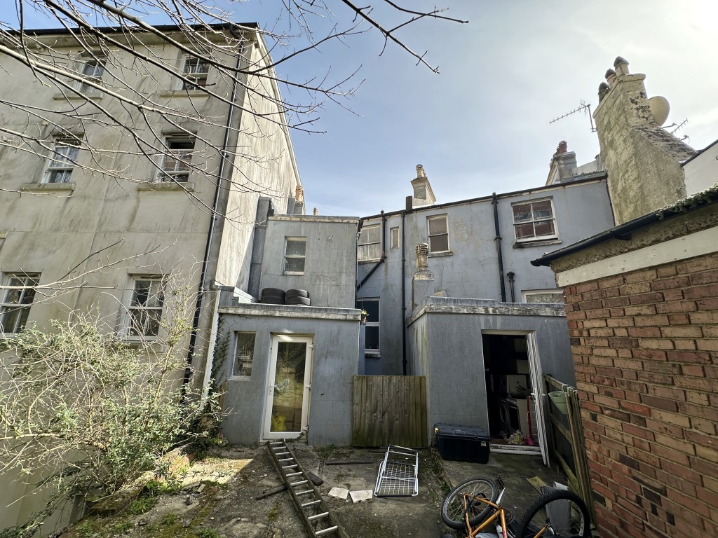 Lot: 79 - MIXED FREEHOLD RESIDENTIAL AND COMMERCIAL INVESTMENT - Back of Property